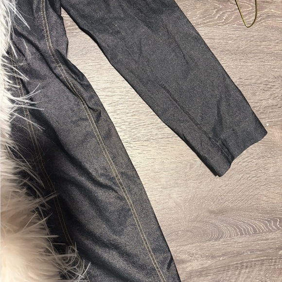 Stylish Black Denim coat with Faux Fur Collar - Picture 5 of 7